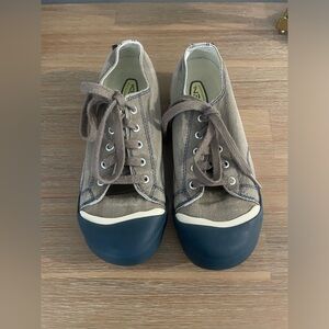 Unisex boys or girls Coronado canvas shoes size 4